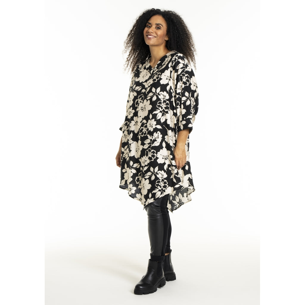 Studio SJuline Tunic Tunic Black with offwhite flower