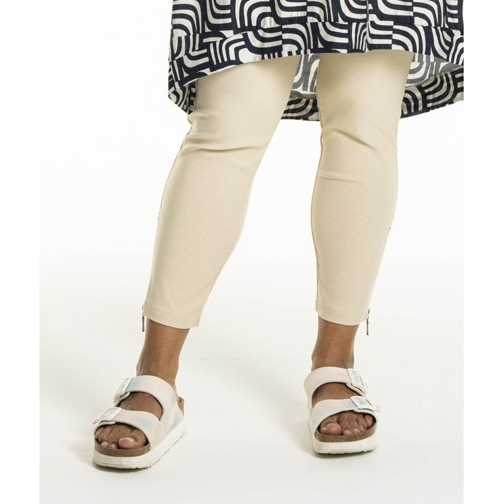 Studio SLena pants with zipper 7/8 Pant Sand