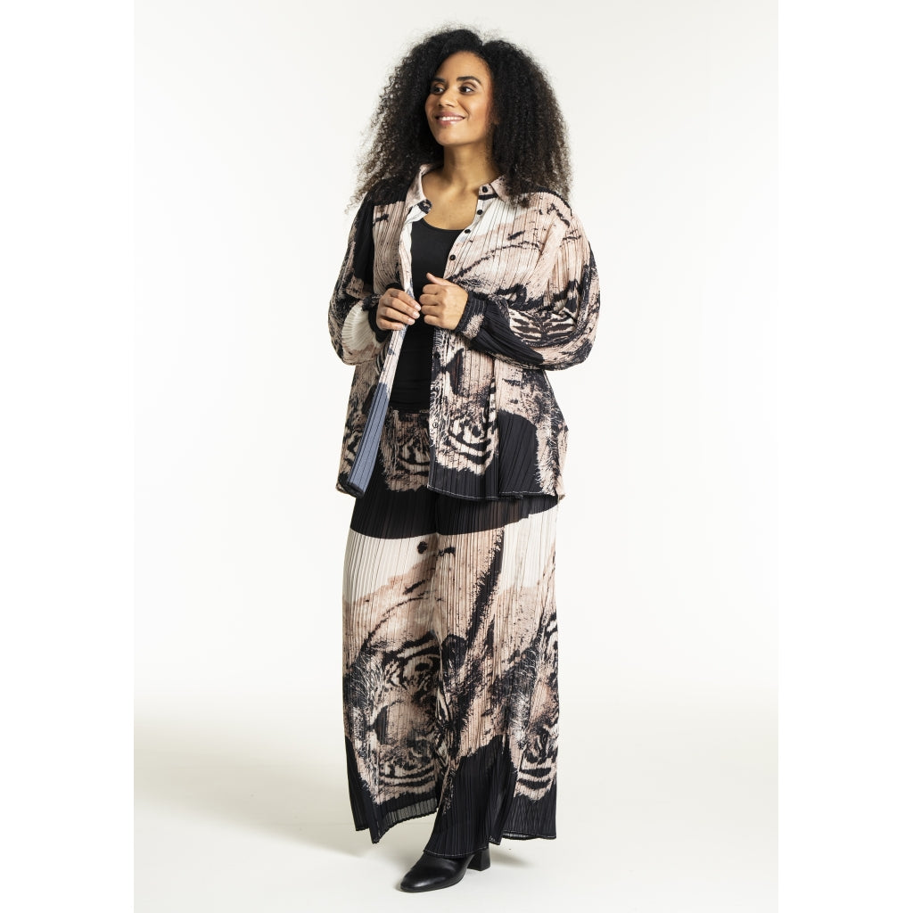 Studio SNatasja plisse trousers Trousers Black + leon face
