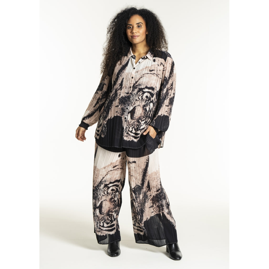 Studio SNatasja plisse trousers Trousers Black + leon face