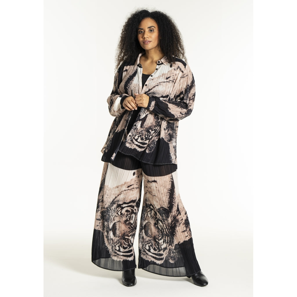 Studio SNatasja plisse trousers Trousers Black + leon face