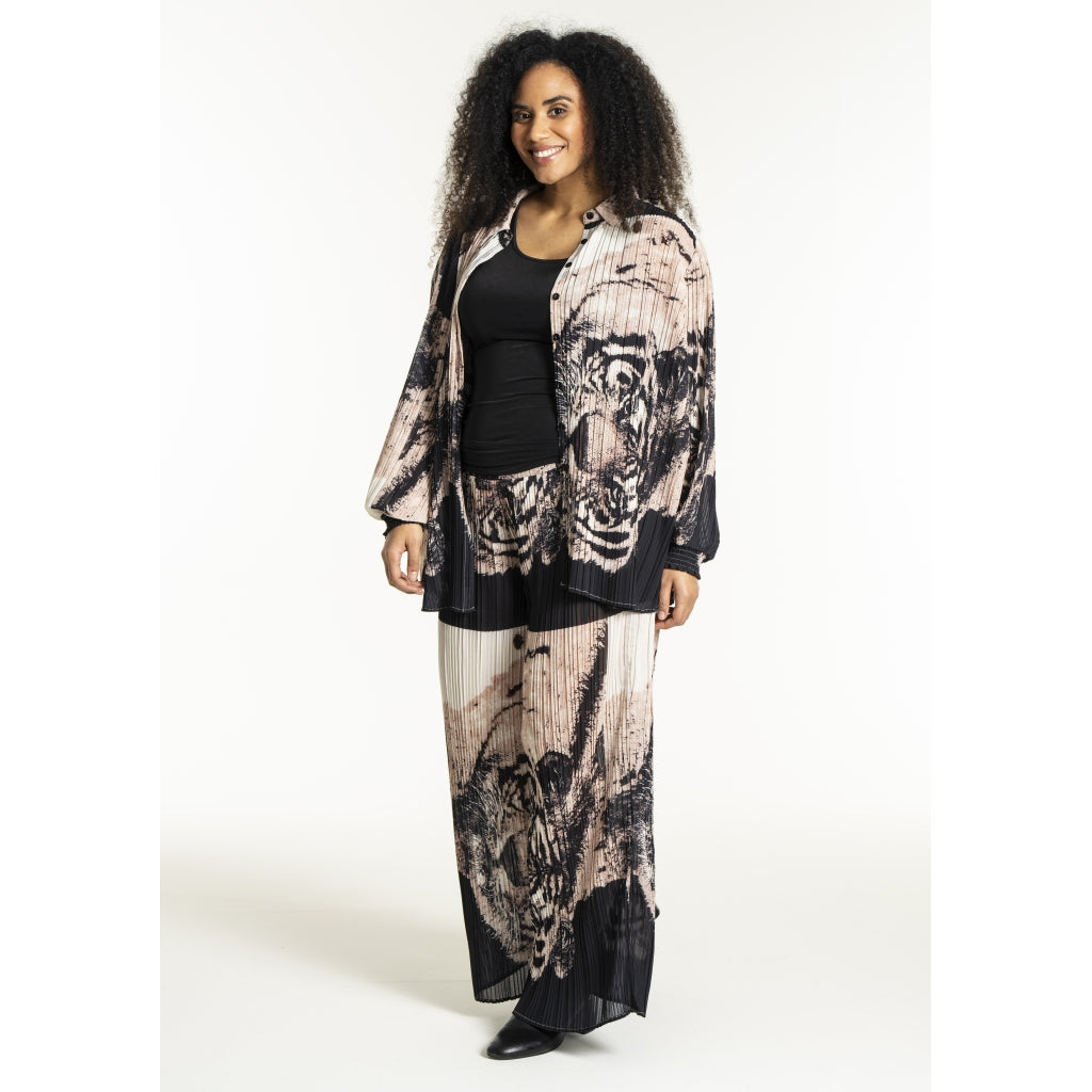 Studio SNatasja plisse trousers Trousers Black + leon face