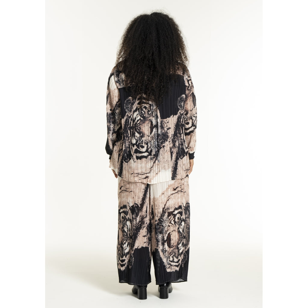 Studio SNorah Shirt Shirt Black + leon face