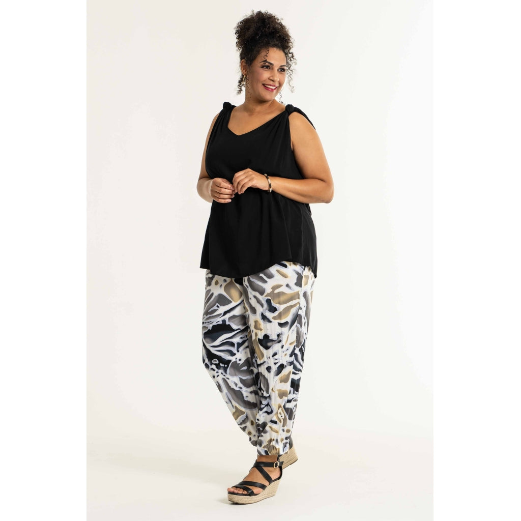 Studio Christine Trousers Trousers Sand with tiny black flowers