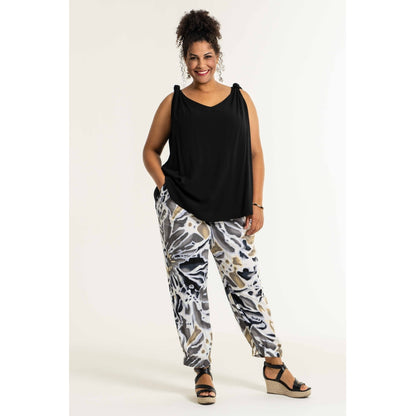 Studio Christine Trousers Trousers Sand with tiny black flowers