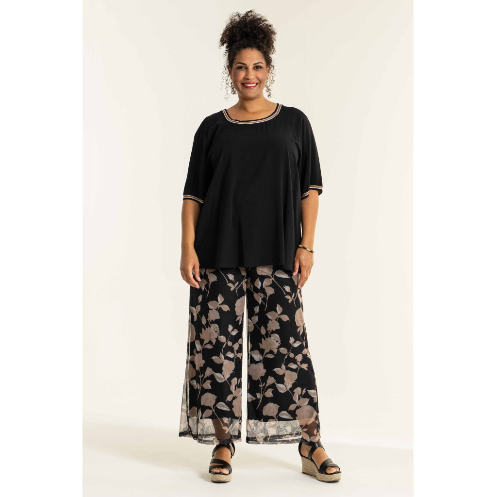 Studio Jakobine Trousers Trousers Black with sand flowers