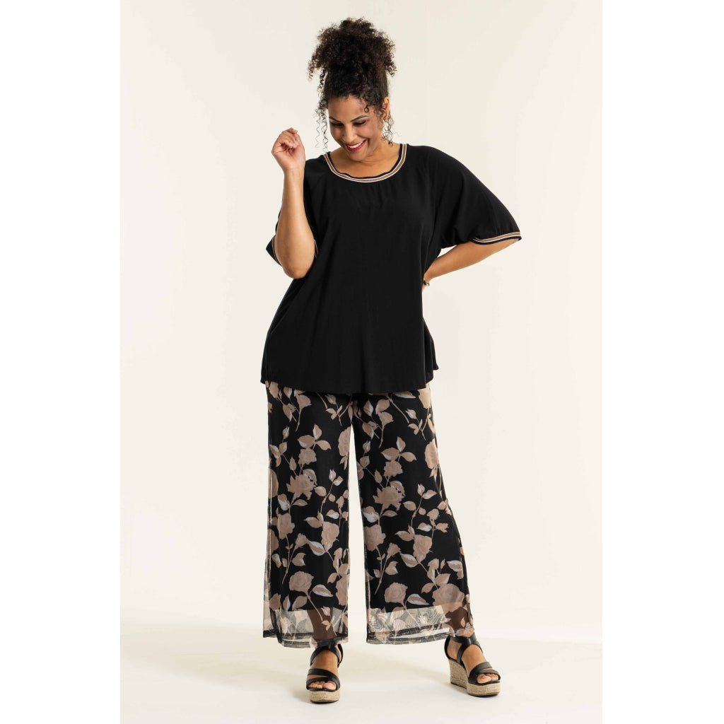 Studio Jakobine Trousers Trousers Black with sand flowers