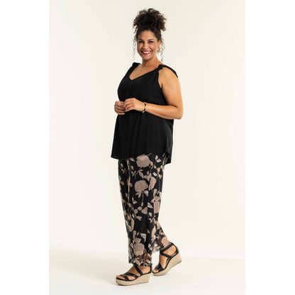 Studio Jakobine Trousers Trousers Black with sand flowers