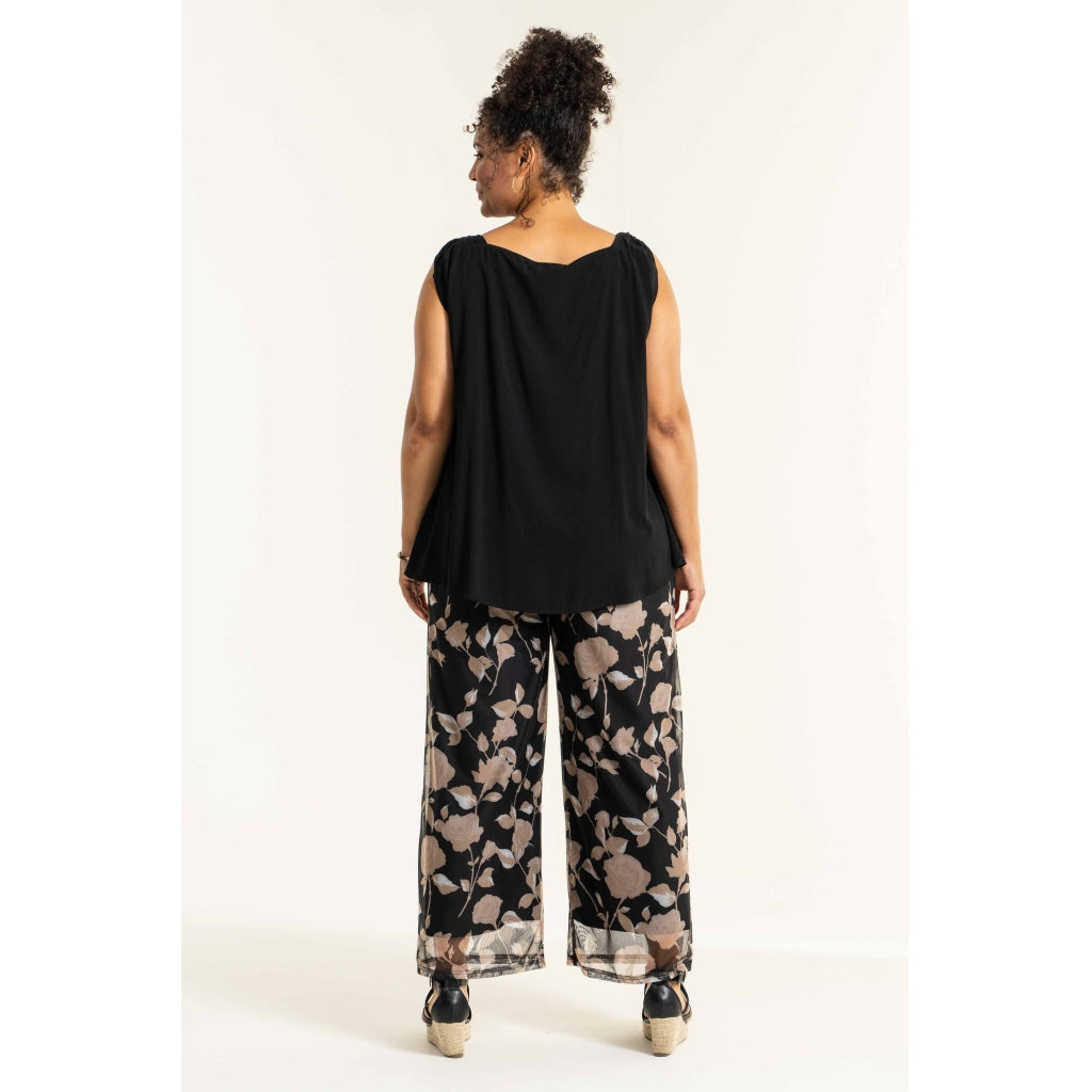 Studio Jakobine Trousers Trousers Black with sand flowers