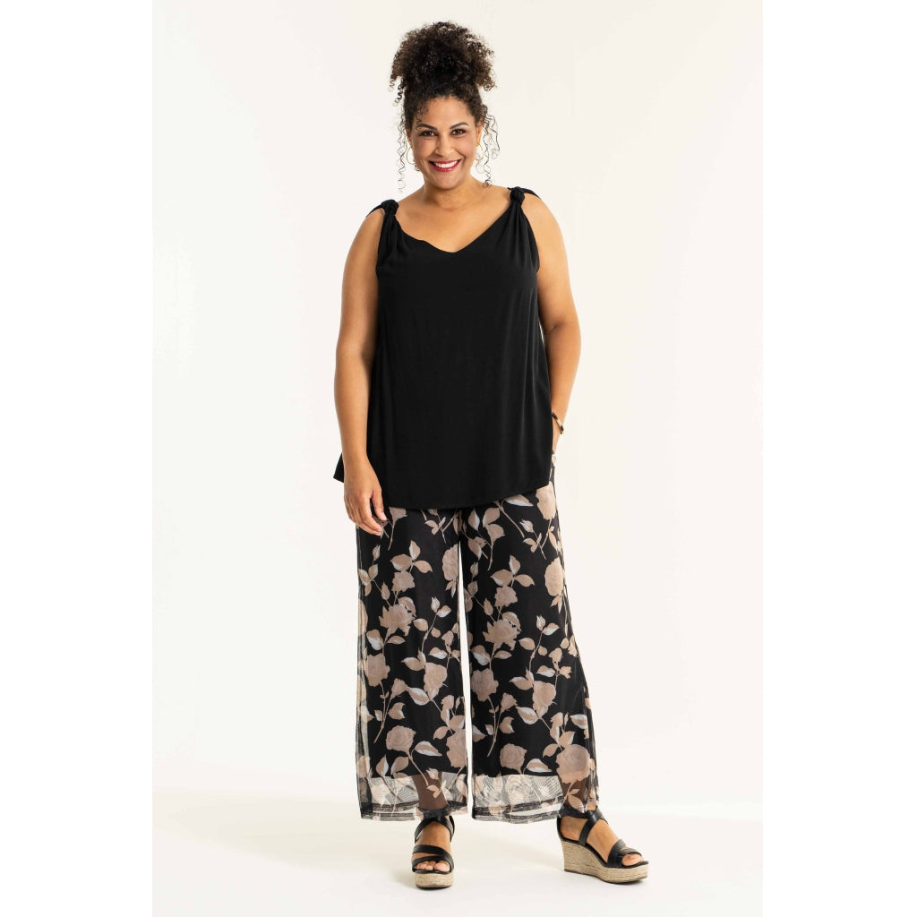 Studio Jakobine Trousers Trousers Black with sand flowers