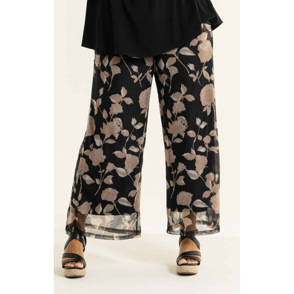 Studio Jakobine Trousers Trousers Black with sand flowers