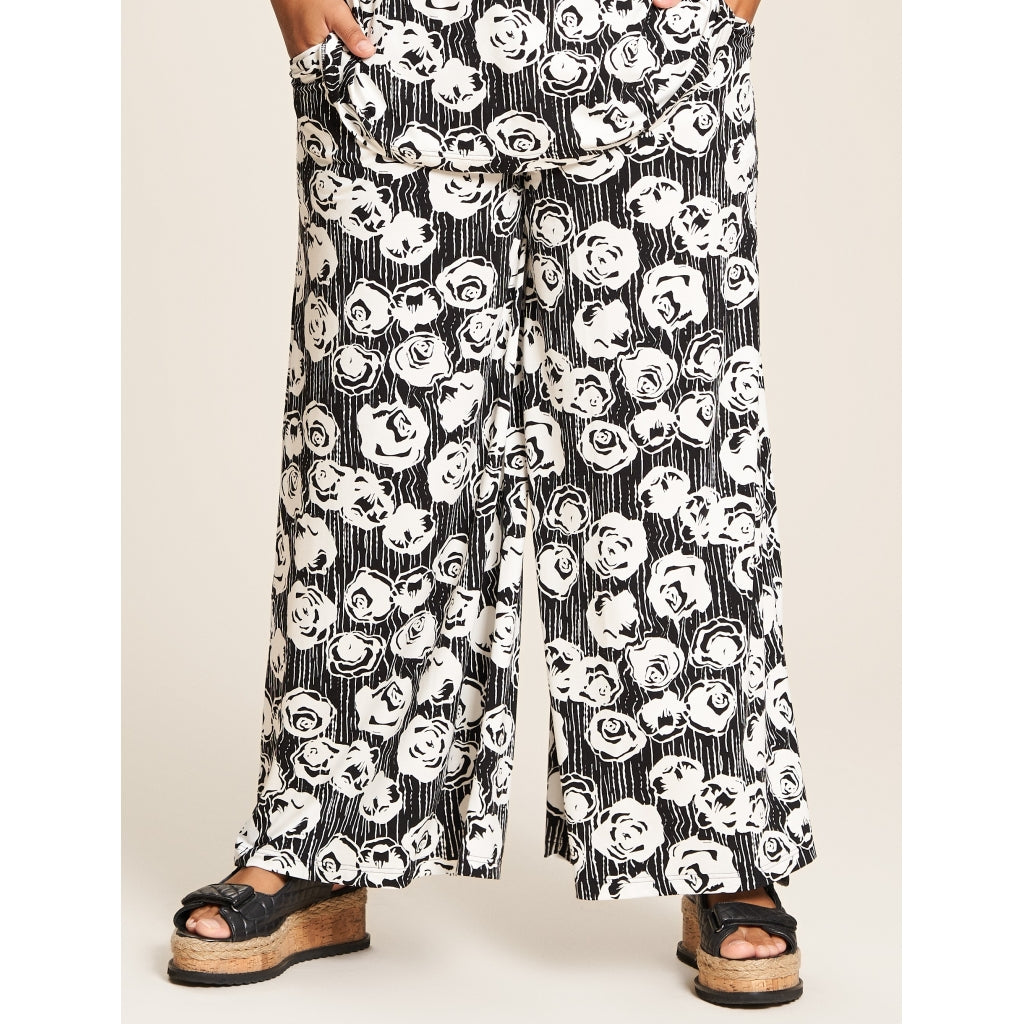 Studio Nada 7/8 Loose pants 7/8 Loose pants Black/White Roses