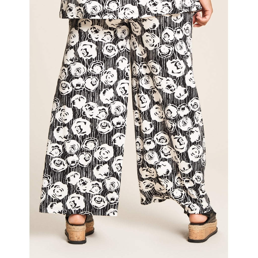 Studio Nada 7/8 Loose pants 7/8 Loose pants Black/White Roses