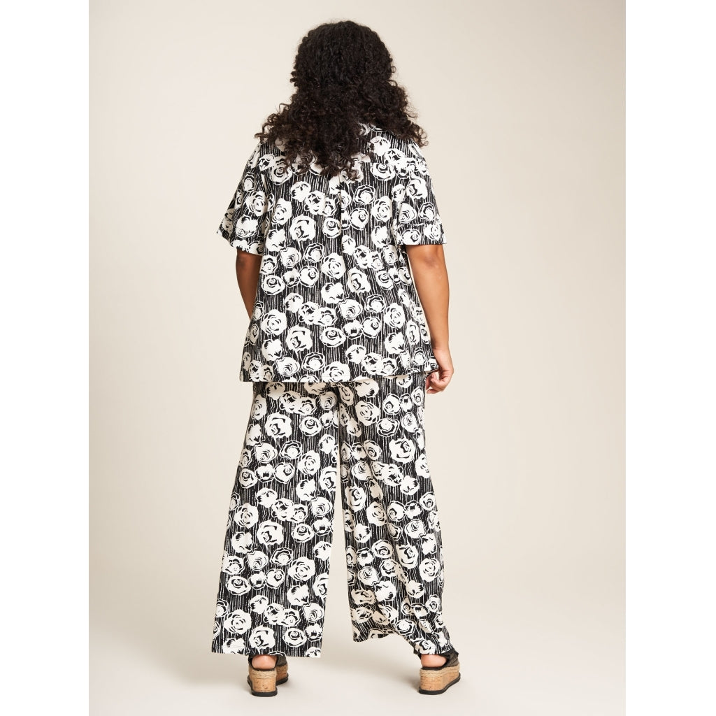 Studio Nada 7/8 Loose pants 7/8 Loose pants Black/White Roses