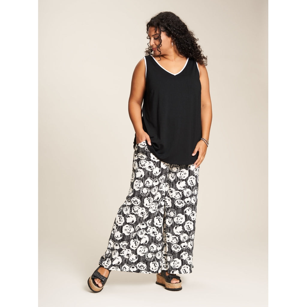 Studio Nada 7/8 Loose pants 7/8 Loose pants Black/White Roses