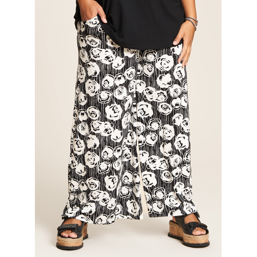 Studio Nada 7/8 Loose pants 7/8 Loose pants Black/White Roses