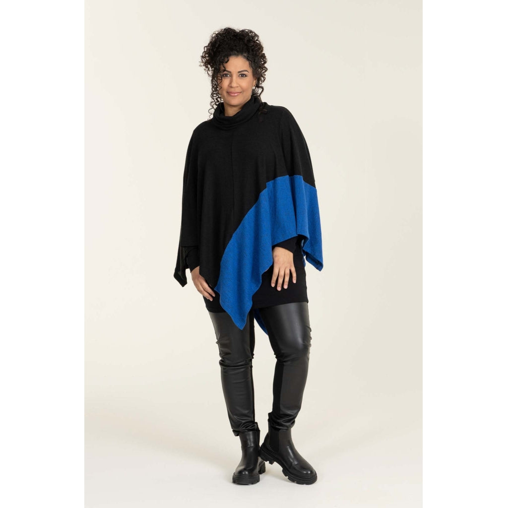 Studio Ragnhild Poncho Poncho Black/blue