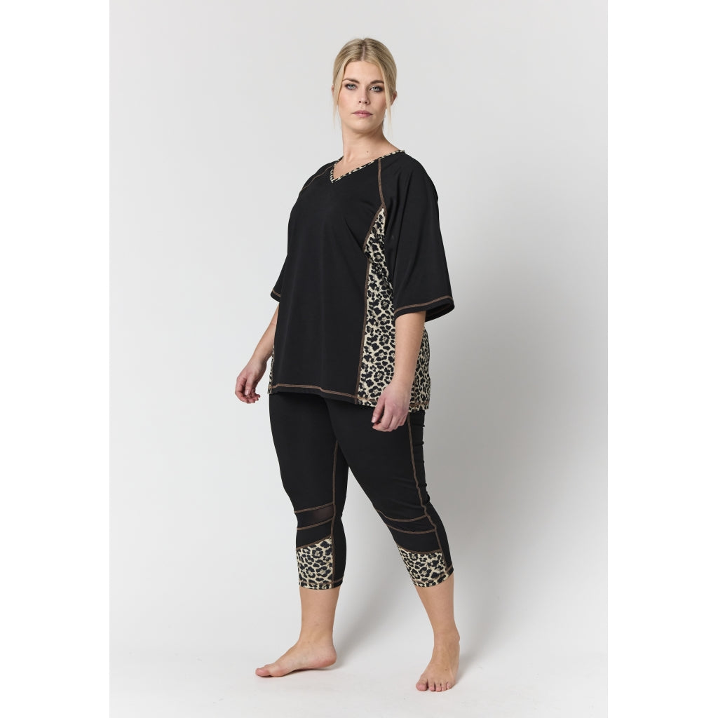 Studio SActive wear Capri Capri Black with leo print