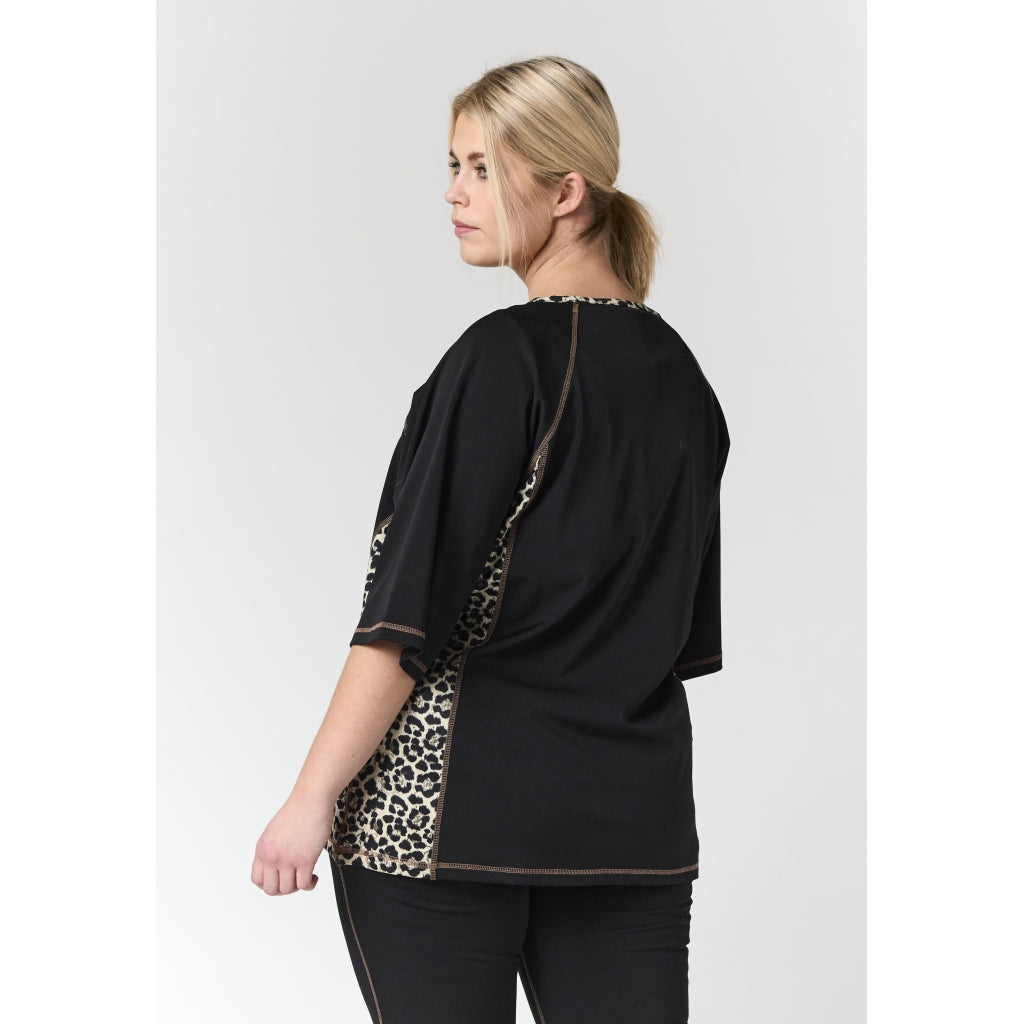 Studio SAktive wear T-shirt T-Shirt Black with leo print