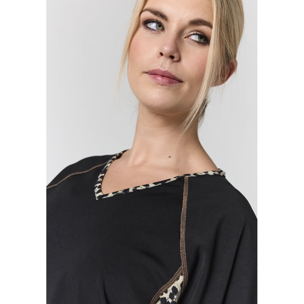 Studio SAktive wear T-shirt T-Shirt Black with leo print