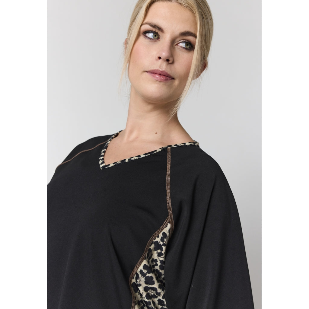 Studio SAktive wear T-shirt T-Shirt Black with leo print
