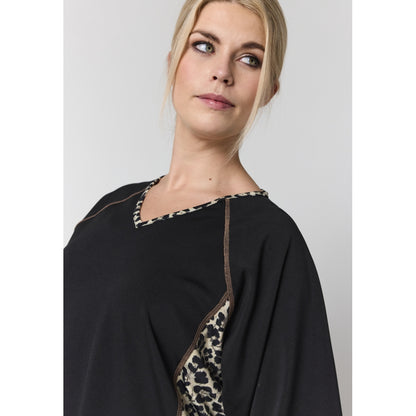 Studio SAktive wear T-shirt T-Shirt Black with leo print
