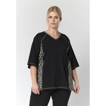 Studio SAktive wear T-shirt T-Shirt Black with leo print