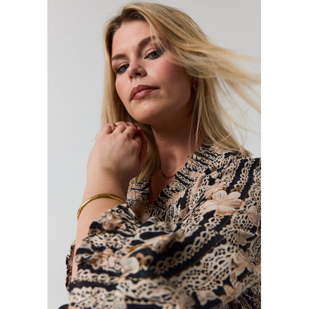 Studio SFeodora Blouse with smock neck Blouse Black with sand flowers and gold stripe