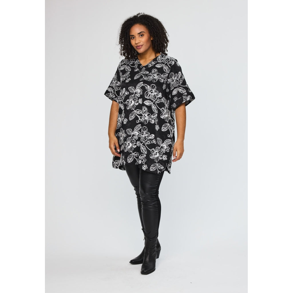 Studio SKira Shirt Shirt Black with white embroidery